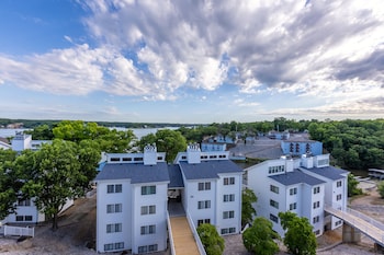 3 bedroom osage beach condo w pool and main channel views