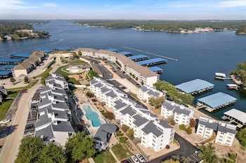 3 bedroom osage beach condo w pool and main channel views