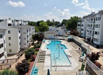 3 Bedroom Osage Beach Condo W/ Pool & Main Channel Views,,2 star