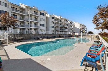 3 bedroom osage beach condo w pool and main channel views