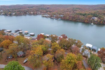 stunning lake view on a nice and quiet relaxing home
