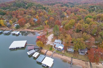 stunning lake view on a nice and quiet relaxing home