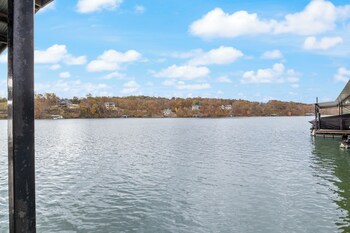 stunning lake view on a nice and quiet relaxing home