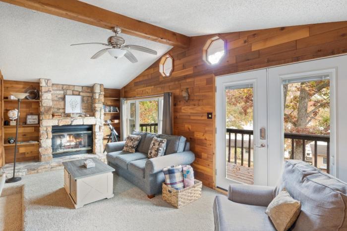 stunning lake view on a nice and quiet relaxing home