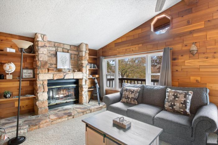 stunning lake view on a nice and quiet relaxing home