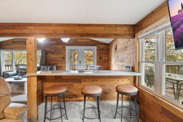 stunning lake view on a nice and quiet relaxing home