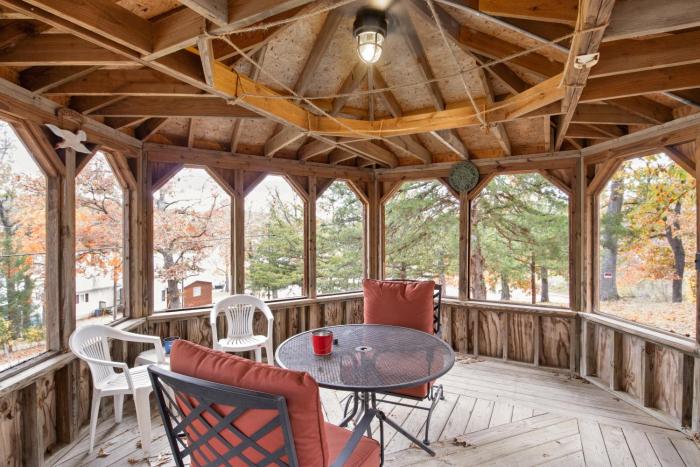 stunning lake view on a nice and quiet relaxing home