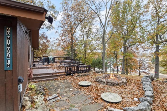 stunning lake view on a nice and quiet relaxing home