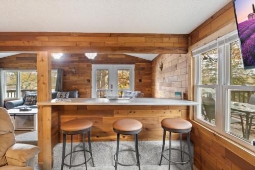 stunning lake view on a nice and quiet relaxing home