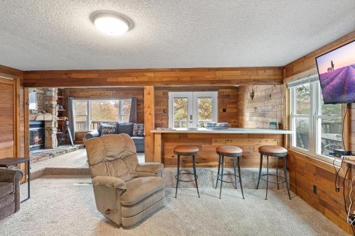 stunning lake view on a nice and quiet relaxing home