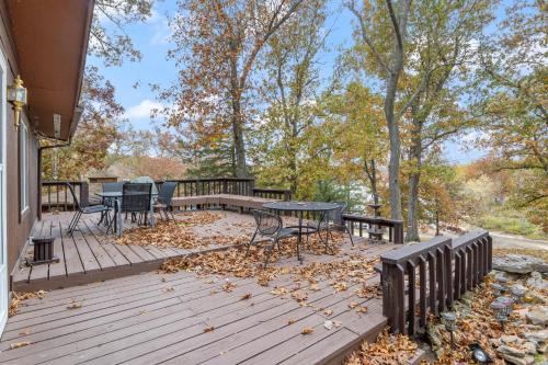 stunning lake view on a nice and quiet relaxing home