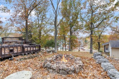 stunning lake view on a nice and quiet relaxing home