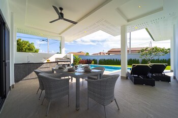 new modern 3 bedroom villa mb35
