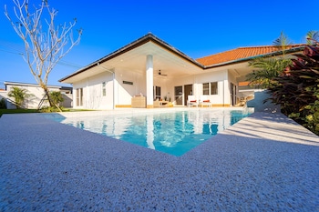 new modern 3 bedroom pool villa mb3