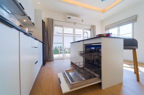 new modern 3 bedroom pool villa mb3