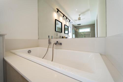 new modern 3 bedroom pool villa mb3