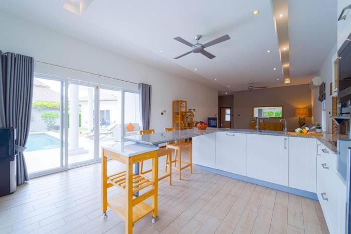 4 bedroom private pool villa mr51