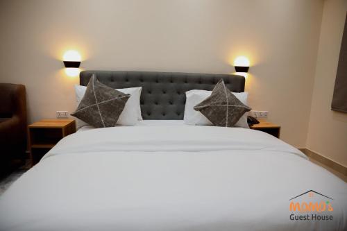 momos hotel