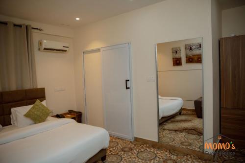 momos hotel