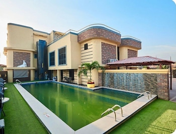 The Hierarchy Hotel,,3 star