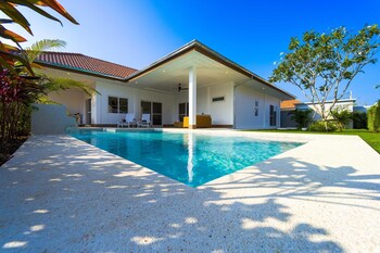 brand new modern 3 bedroom villa mb20