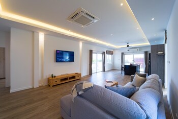 brand new modern 3 bedroom villa mb20