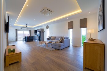 brand new modern 3 bedroom villa mb20