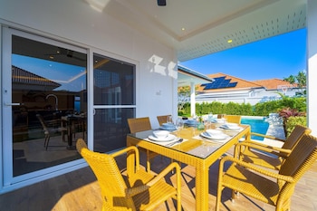 brand new modern 3 bedroom villa mb20