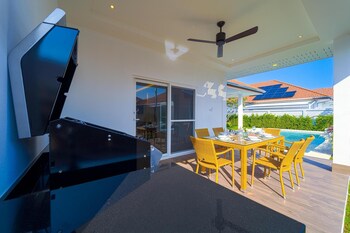 brand new modern 3 bedroom villa mb20