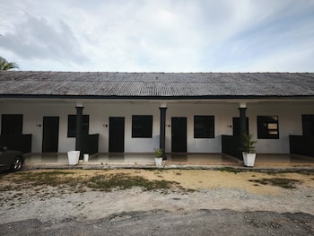Oyo 91244 Aufa Chalet,,2 star
