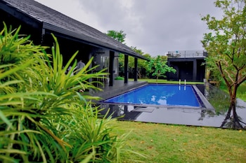 elite black villa