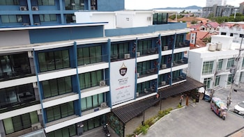 jomtien beach sleep inn steps from beach and market