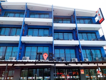 jomtien beach sleep inn steps from beach and market