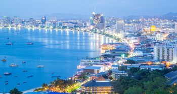 jomtien beach sleep inn steps from beach and market