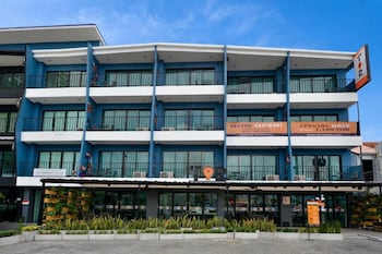 jomtien beach sleep inn steps from beach and market
