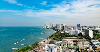 jomtien beach sleep inn steps from beach and market