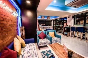jomtien beach sleep inn steps from beach and market