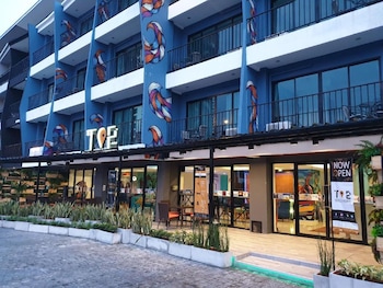 jomtien beach sleep inn steps from beach and market