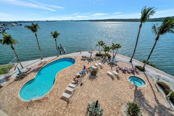 waterview balcony hot tub heated pool rum bar