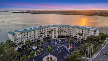 waterview balcony hot tub heated pool rum bar