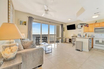 Waterview Balcony Hot Tub Heated Pool Rum Bar,,2 star