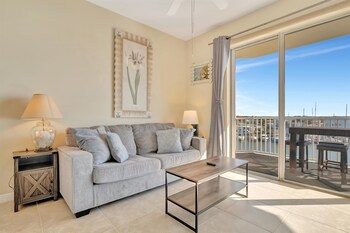 Waterview Balcony Hot Tub Heated Pool Rum Bar,,2 star