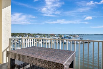 waterview balcony hot tub heated pool rum bar