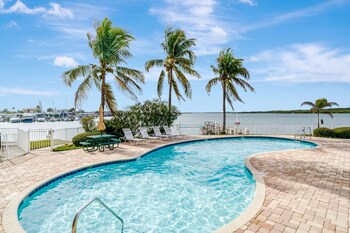 Waterview Balcony Hot Tub Heated Pool Rum Bar,,2 star