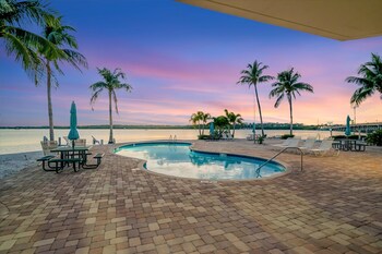 Waterview Balcony Hot Tub Heated Pool Rum Bar,,2 star