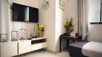 Spacious Central Davao City Getaway - Spacious Apartment With Shared Pool,,2 star