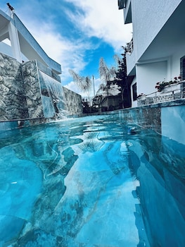 ilio boutique swim up rooms