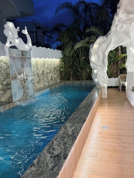 ilio boutique swim up rooms