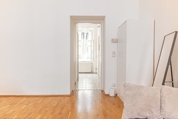 beautiful 2br apartment near rennweg