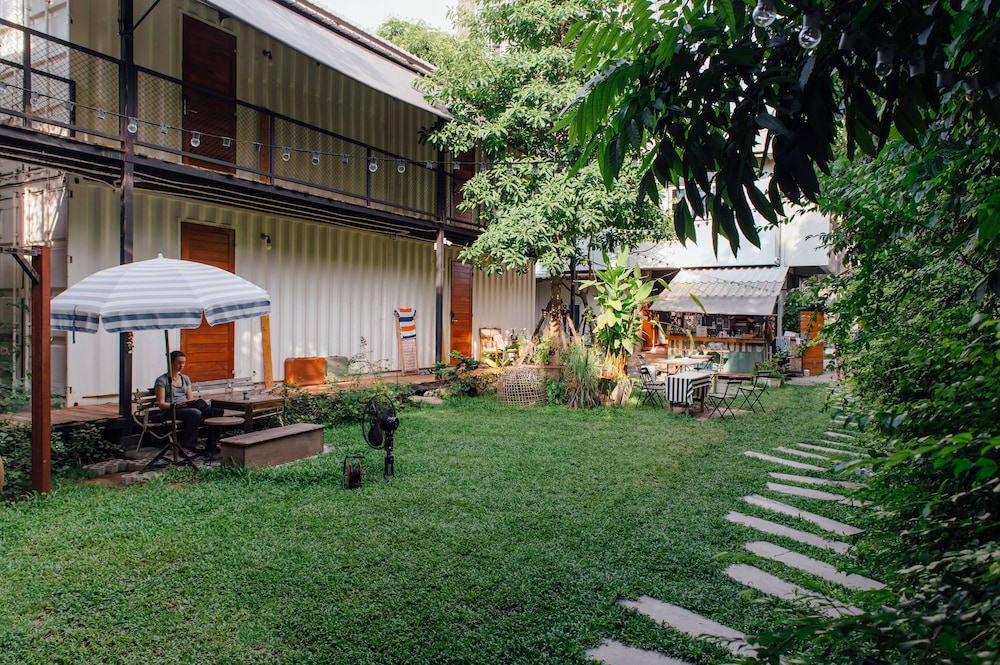 the yard hostel